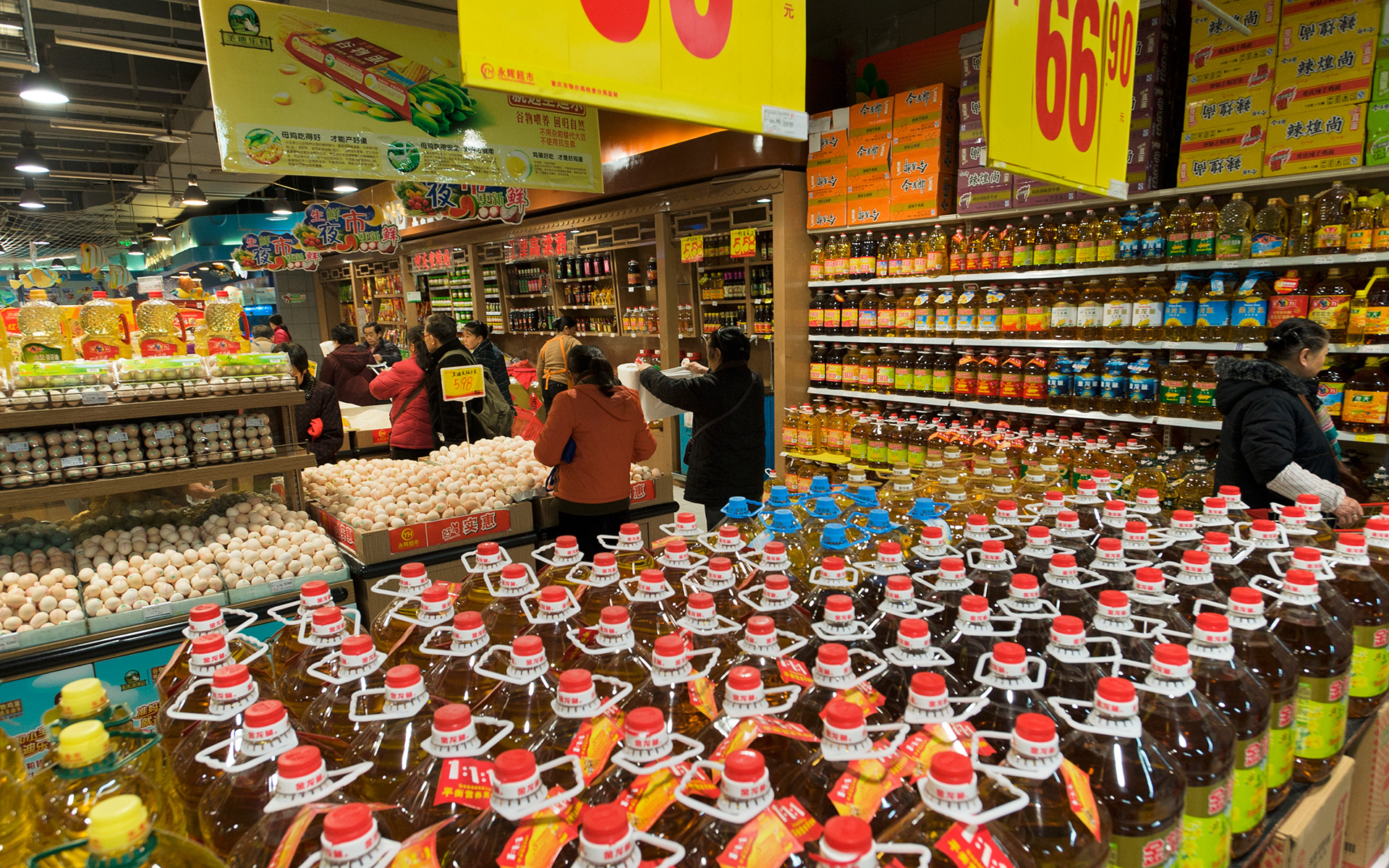 Китайская цены на русские. Супермаркет в Китае. Китайский прилавок с едой. Китайский продуктовый магазин. Продуктовые магазины в Китае.